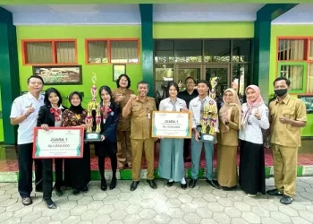 Apresiasi kepala SMKN 1 Turen bersama jajaran kepada dua tim yang meraih juara 1.