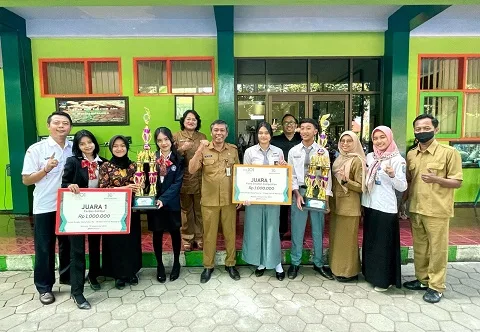Apresiasi kepala SMKN 1 Turen bersama jajaran kepada dua tim yang meraih juara 1.