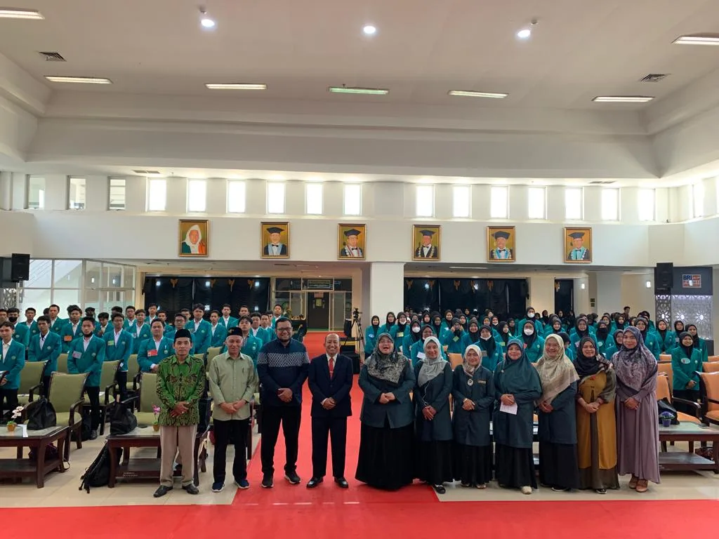 Foto Bersama narasumber dan mahasiswa.