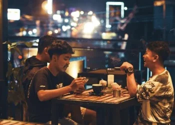 Suasana Kopi Pertelon di malam hari.