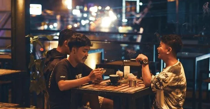 Suasana Kopi Pertelon di malam hari.
