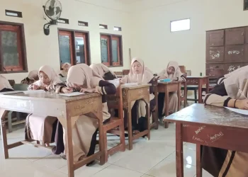 Ilustrasi suasana Pondok Pesantren Putri saat berkegiatan.