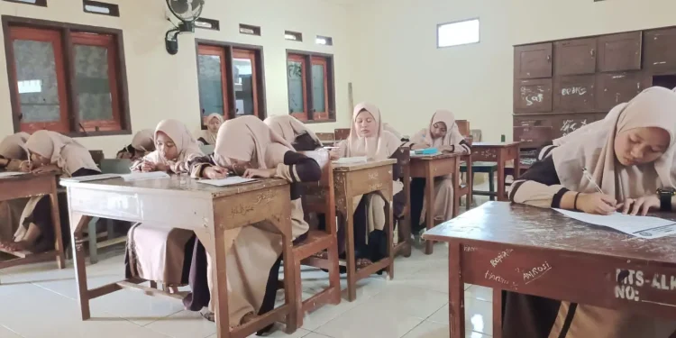 Ilustrasi suasana Pondok Pesantren Putri saat berkegiatan.