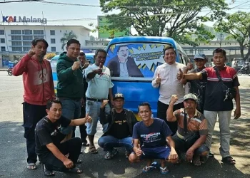 Puguh Wiji Pamungkas bersilaturahmi dengan para supir angkot di depan stasiun kota malang, Selasa (27/9/23).