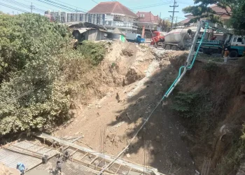 Jembatan Lembah Dieng Malang yang mulai dibangun menggunakan dana pribadi warga.