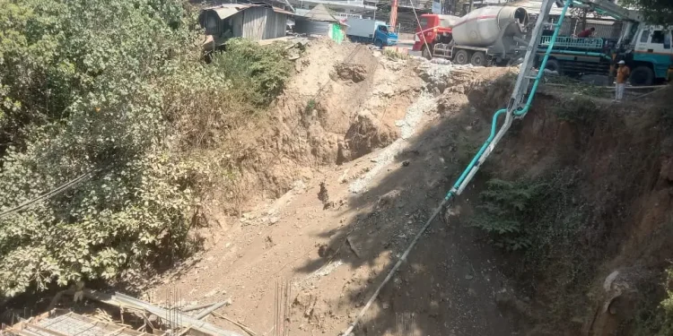 Jembatan Lembah Dieng Malang yang mulai dibangun menggunakan dana pribadi warga.