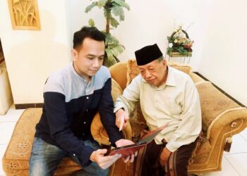 Prof KH Imam Suprayogo (kanan) saat berbincang dengan putranya Gus Fuad Hasan Wicaksono di kediamannya.