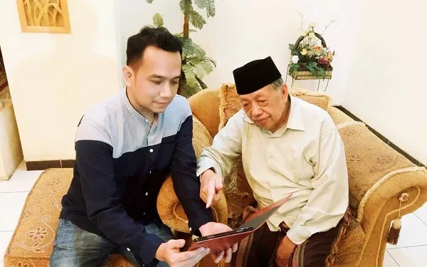 Prof KH Imam Suprayogo (kanan) saat berbincang dengan putranya Gus Fuad Hasan Wicaksono di kediamannya.