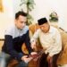 Prof KH Imam Suprayogo (kanan) saat berbincang dengan putranya Gus Fuad Hasan Wicaksono di kediamannya.