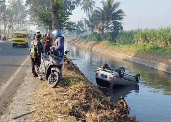 Sebuah mobil Toyota Kijang ditemukan warga dalam kondisi masuk sungai. Foto: dok. Warga