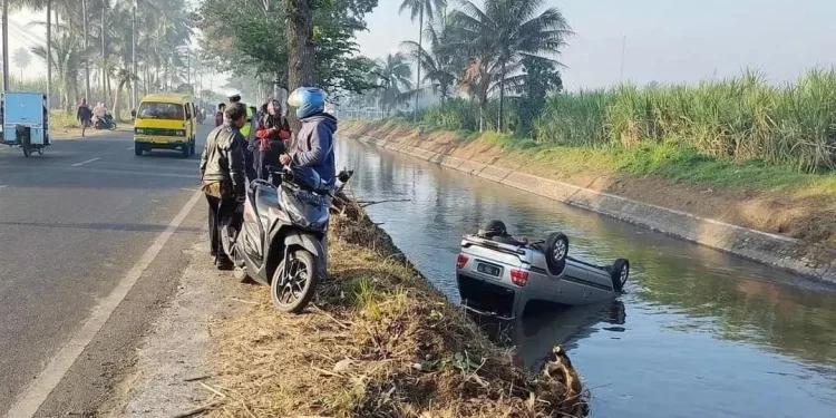 Mobil kijang - Mobil Kijang Masuk Sungai di Bululawang, Penyebabnya Tak Diketahui