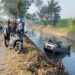 Sebuah mobil Toyota Kijang ditemukan warga dalam kondisi masuk sungai. Foto: dok. Warga