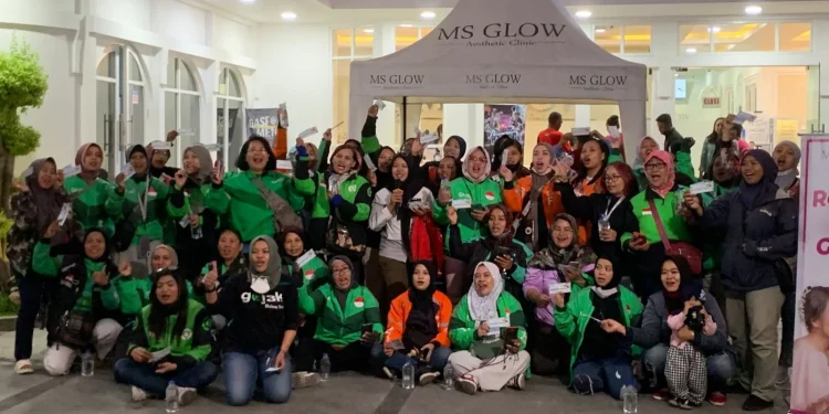 Ratusan driver ojol perempuan antusias berburu voucher treatment gratis. Foto / Feni Yusnia