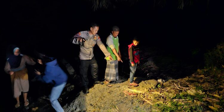 Petugas melalukan olah TKP dan mencari korban bersama warga. Foto: Polres Malang