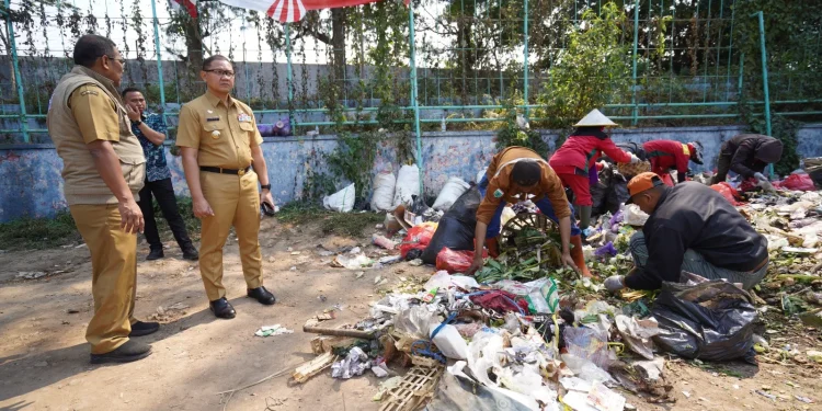 Pj Wali Kota Batu Aries Agung Paewai saat meninjau TPS 3R di pasar relokasi pasca sepekan TPA Tlekung ditutup. Foto: Prokopim KWB
Pj Wali Kota Batu Aries Agung Paewai saat meninjau TPS 3R di pasar relokasi pasca sepekan TPA Tlekung ditutup. Foto: Prokopim KWB