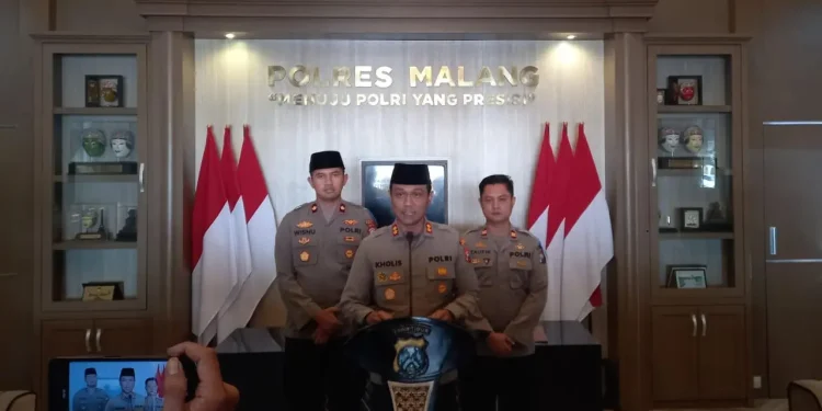 Kapolres Malang, AKBP Putu Kholis Aryana saat memberikan pernyataan terkait hasil gelar perkara Tragedi Kanjuruhan. Foto: Aisyah Nawangsari Putri
