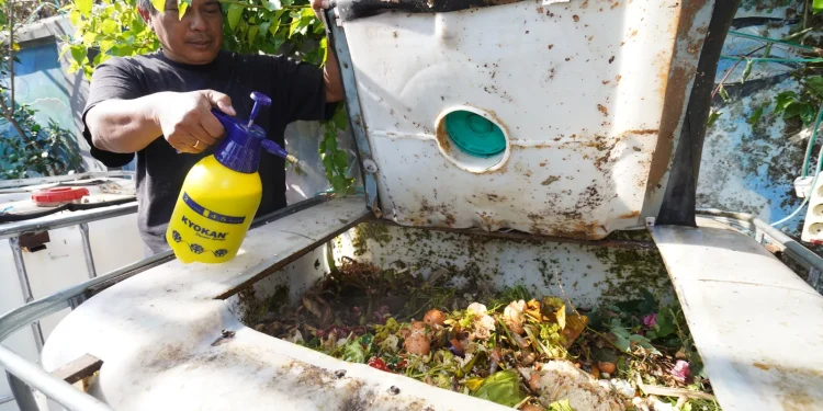 tpa tlekung ditutup, warga olah sampah jadi kompos