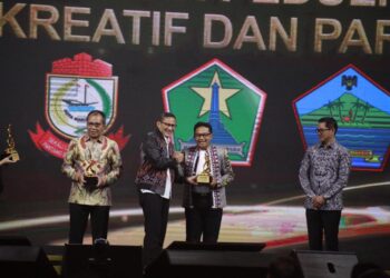 Wali Kota Malang Sutiaji terima penghargaan Apresiasi Daerag Peduli Inovasi Ekraf dan Pariwisata. Foto / dok Pemkot Malang