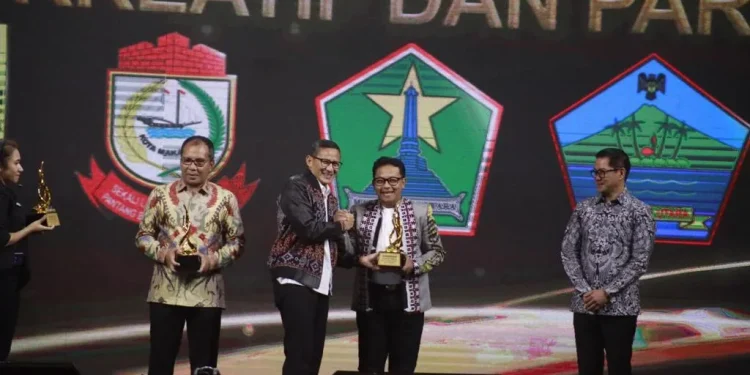 Wali Kota Malang Sutiaji terima penghargaan Apresiasi Daerag Peduli Inovasi Ekraf dan Pariwisata. Foto / dok Pemkot Malang