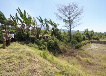 Pj Wali Kota Batu Aries Agung Paewai saat meninjau lokasi lahan baru yang rencana bisa menjadi opsi dibangun TPA baru di Desa Giripurno, Kecamatan Bumiaji. Foto: Prokopim KWB