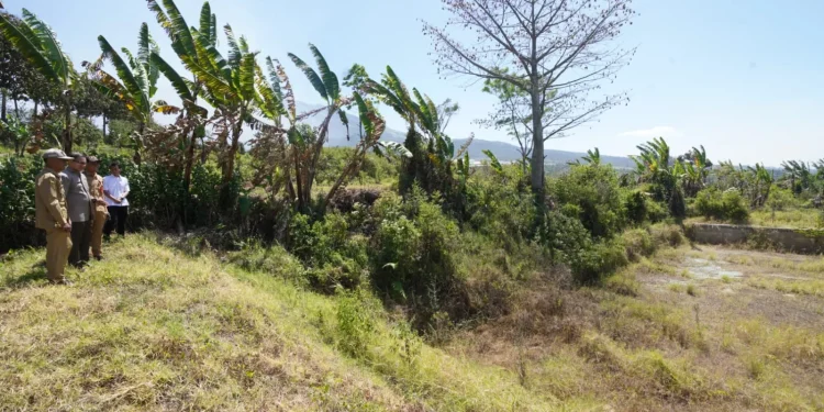 Pj Wali Kota Batu Aries Agung Paewai saat meninjau lokasi lahan baru yang rencana bisa menjadi opsi dibangun TPA baru di Desa Giripurno, Kecamatan Bumiaji. Foto: Prokopim KWB