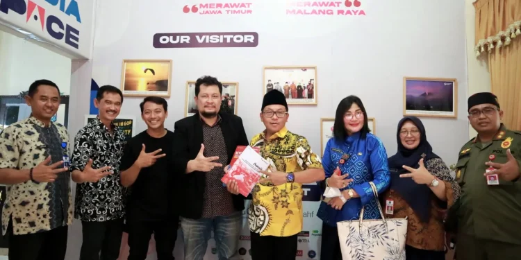 Sutiaji - Silaturahmi ke Kantor Tugu Media Jelang Purna, Sutiaji: Pemimpin Tidak Boleh Baperan