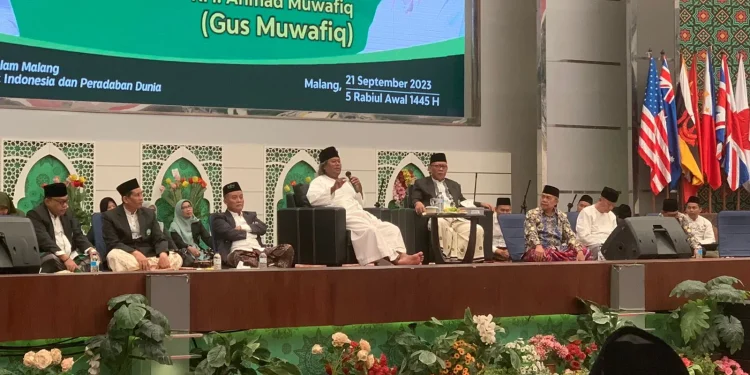 Gus Muwafiq bersama Rektor Unisma. Foto / Feni Yusnia