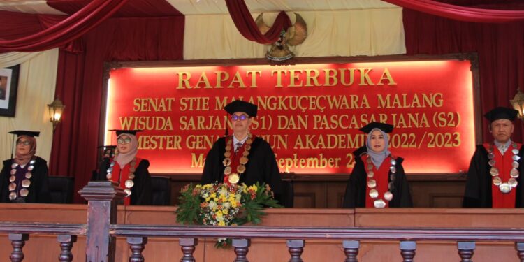 Rapat terbuka senat STIE Malangkucecwara. Foto / dok STIE Malangkucecwara
