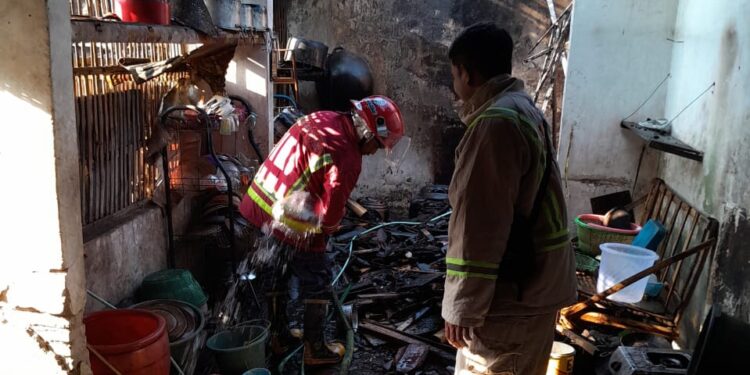 Petugas melakukan penanggulangan kebakaran di dapur rumah milik Turiyah. Foto: Damkar Kabupaten Malang