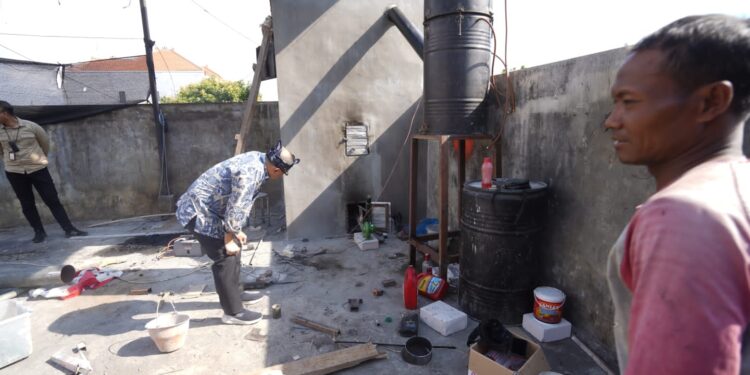 Pj Wali Kota Batu Aries Agung Paewai saat meninjau pembuatan mesin insinerator di Dusun Kliran, Kota Batu. Foto: Prokopim KWB