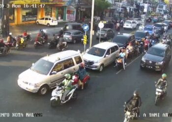 Arus lalu lintas di Simpang 3 Sabilillah Blimbing, Kota Malang yang akan dipasang kamera ETLE (CCTV Diskominfo Kota Malang)