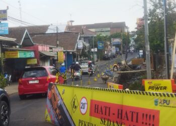 Suasana pemberlakuan sistem buka tutup di ruas jalan Brosem Kota Batu. Foto: Azmy
