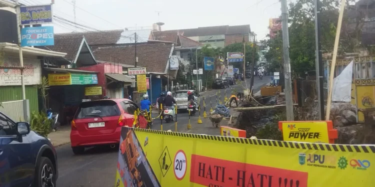 Suasana pemberlakuan sistem buka tutup di ruas jalan Brosem Kota Batu. Foto: Azmy