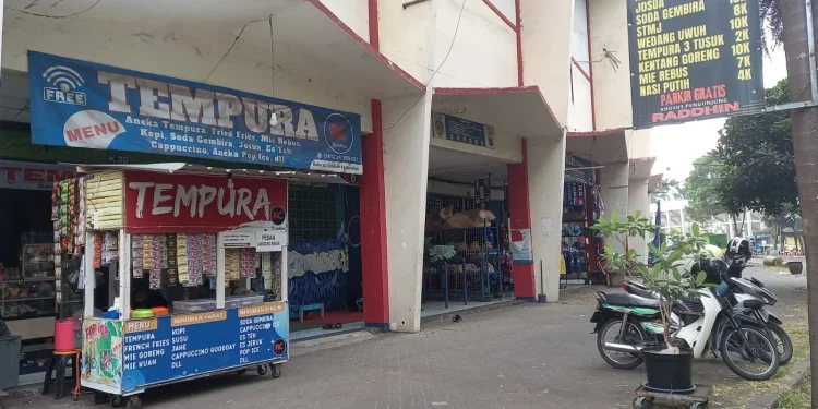 Pedagang-pedagang di Stadion Kanjuruhan akan direlokasi sementara ke sebelah selatan.