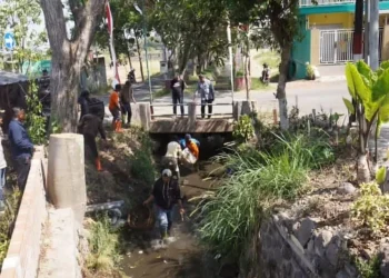Pj Wali Kota Batu Aries Agung Paewai saat meninjau sejumlah titik yang kerap menjadi sasaran untuk membuang sampah sembarangan.