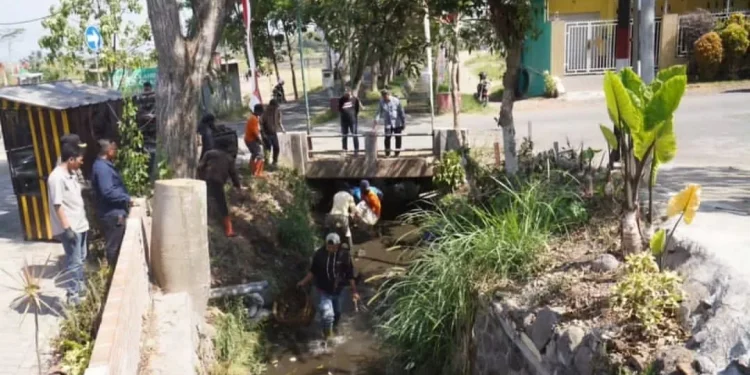 Pj Wali Kota Batu Aries Agung Paewai saat meninjau sejumlah titik yang kerap menjadi sasaran untuk membuang sampah sembarangan.