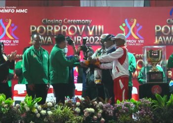 Perwakilan KONI dari Kabupaten Malang, Kota Malang, dan Kota Batu menerima bendera estafet Porprov Jatim dari Sekretaris Daerah Jawa Timur Adhy Karyono.