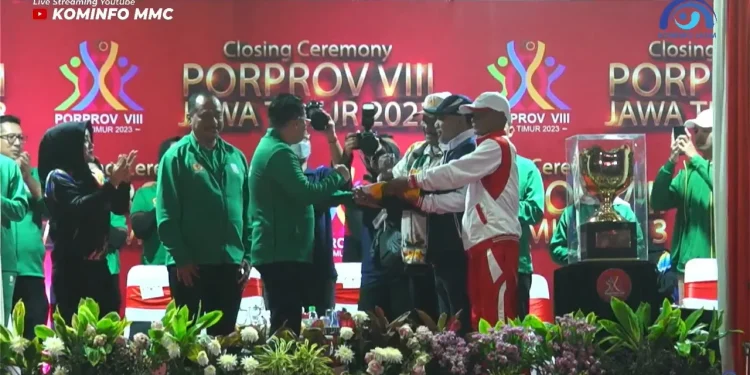 Perwakilan KONI dari Kabupaten Malang, Kota Malang, dan Kota Batu menerima bendera estafet Porprov Jatim dari Sekretaris Daerah Jawa Timur Adhy Karyono.