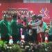 Perwakilan KONI dari Kabupaten Malang, Kota Malang, dan Kota Batu menerima bendera estafet Porprov Jatim dari Sekretaris Daerah Jawa Timur Adhy Karyono.