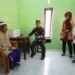 Pj Wali Kota Batu, Aries Agung Paewai, saat memberikan bansos kepada masyarakat lansia.