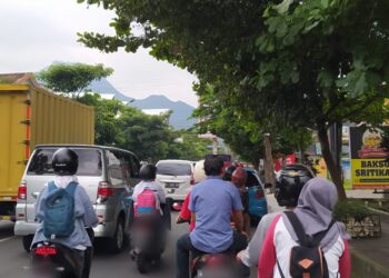 Ilustrasi pengendara di Kota Batu, Jawa Timur tidak memakai helm saat berkendara.