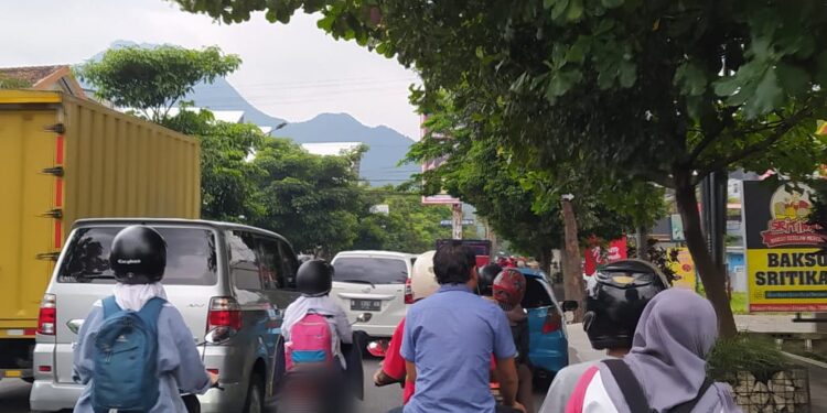 Ilustrasi pengendara di Kota Batu, Jawa Timur tidak memakai helm saat berkendara.