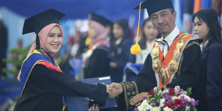 Direktur Politeknik Negeri Malang (Polinema) Supriatna Adhisuwignjo ST MT bersama wisudawan.