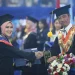 Direktur Politeknik Negeri Malang (Polinema) Supriatna Adhisuwignjo ST MT bersama wisudawan.
