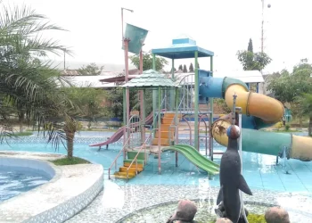 Wisata kolam renang Kanigoro Park.