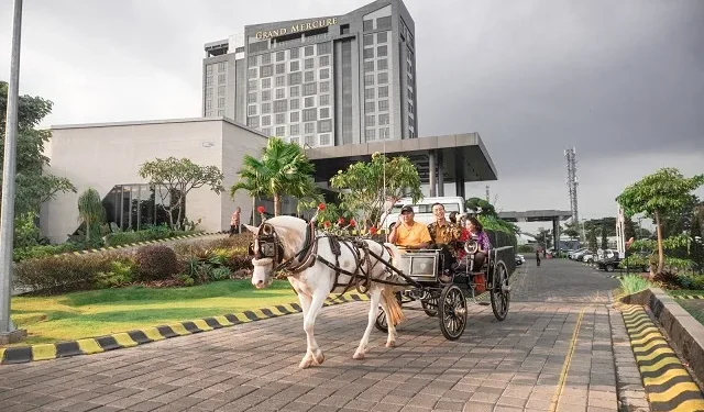 Naik dokar di Hotel Grand Mercure Malang Mirama.
