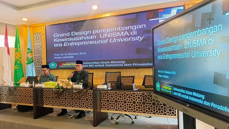 Rektor Prof Maskuri memberikan sambutan sekaligus narasumber kegiatan FGD Restrukturisasi Kurikulum Mata Kuliah Kewirausahaan di Gedung Umar Bin Khattab, Lt 4, Unisma.