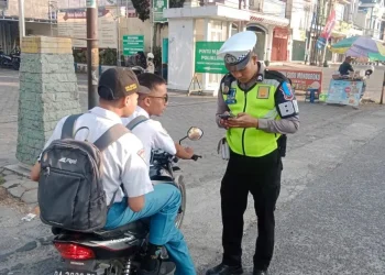 Petugas menindak pelanggar lalu lintas saat Operasi Zebra Semeru 2023
