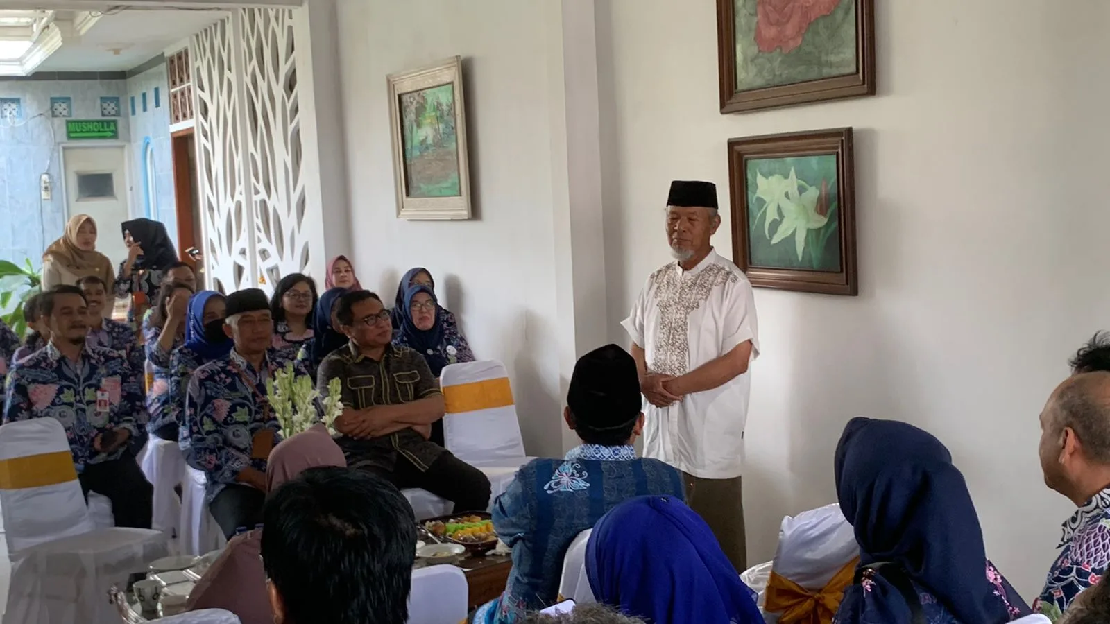 Mantan Wali Kota Malang, Suyitno, saat menerima kehadiran Wali Kota Malang saat ini, Sutiaji.