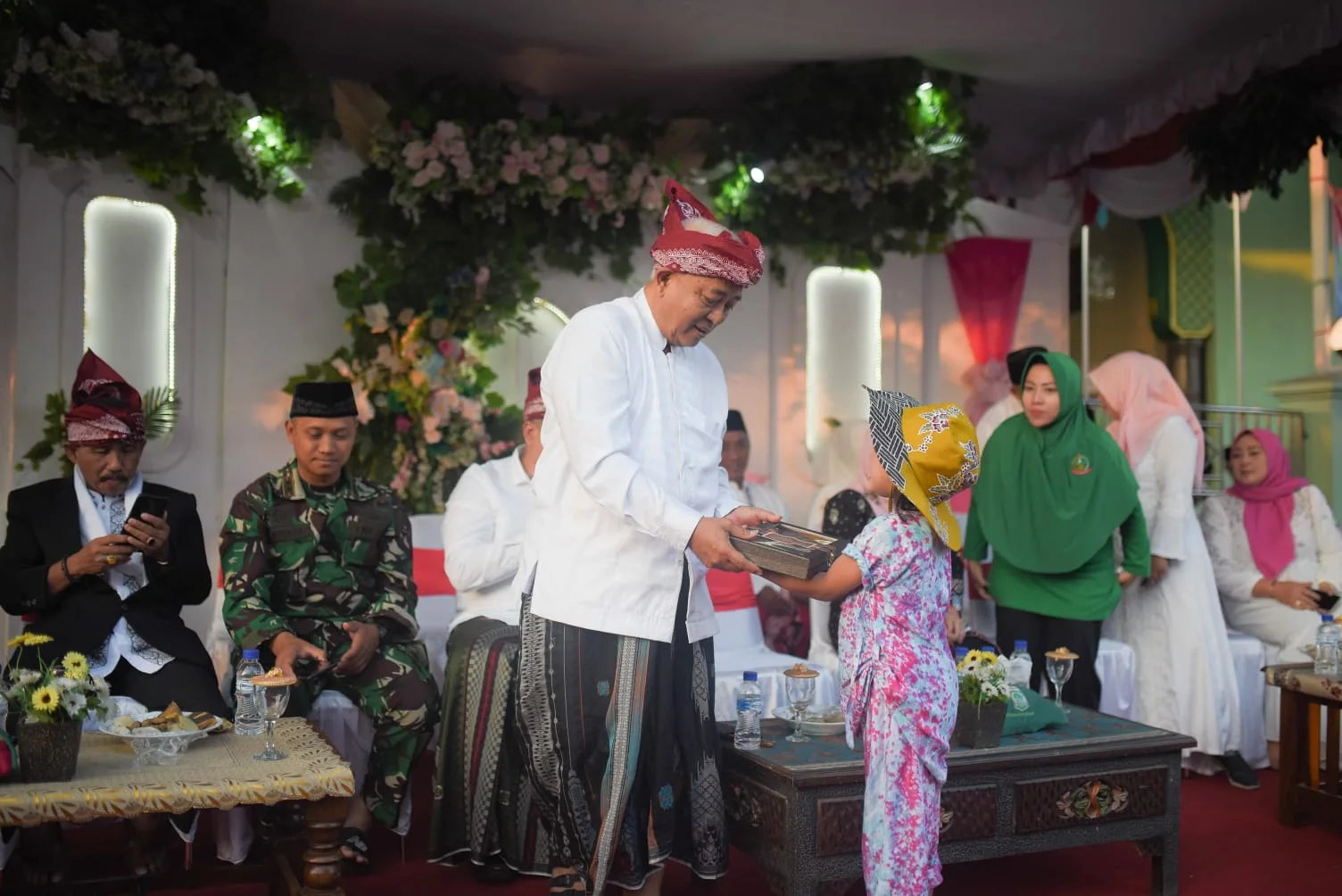 Bupati Malang, Sanusi, saat menerima hasil karya batik buatan siswa SDN Sengguruh.